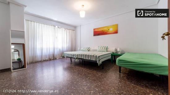 Cómoda habitación con escritorio en un apartamento de 5 dormitorios, El Pla del Real - VALENCIA