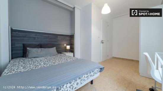 Habitación decorada con armario independiente en un apartamento de 6 dormitorios, Benimaclet - VALE