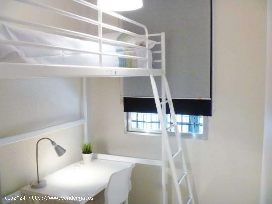 Acogedora habitación en un apartamento de 4 dormitorios en Delicias, Madrid - MADRID