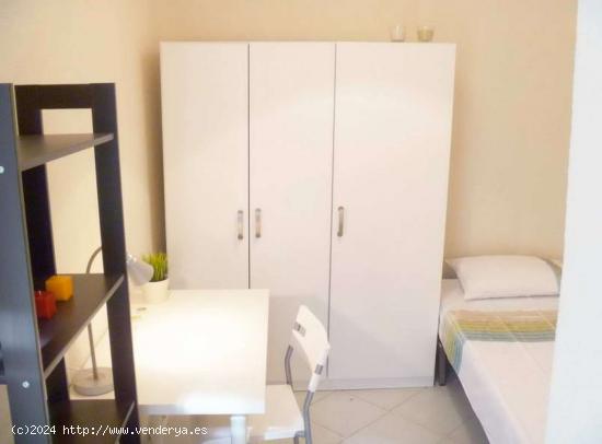 Habitación enorme con cómoda en un apartamento de 4 dormitorios, Delicias - MADRID