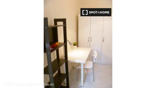 Habitación enorme con cómoda en un apartamento de 4 dormitorios, Delicias - MADRID