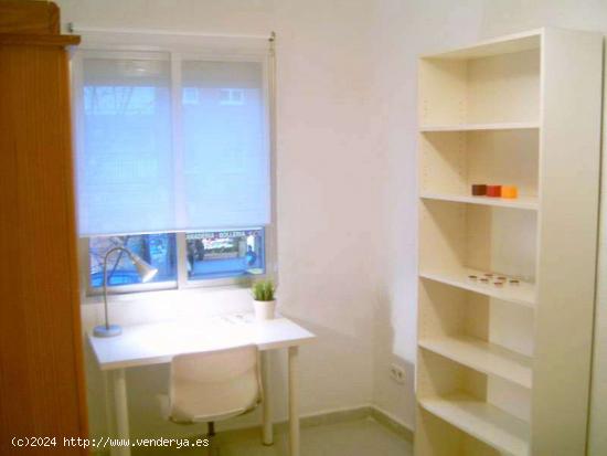 Amplia habitación con escritorio en un apartamento de 3 dormitorios, Carabanchel - MADRID