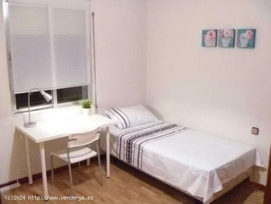 Acogedora habitación con calefacción en un apartamento de 3 dormitorios, Opañel - MADRID