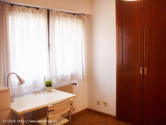 Habitación amueblada con cómoda en apartamento de 2 dormitorios, Puente de Vallecas - MADRID