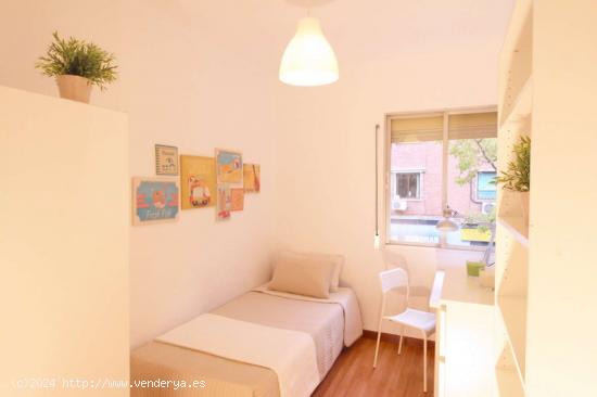 Habitación decorada con escritorio en un apartamento de 3 dormitorios, Carabanchel - MADRID