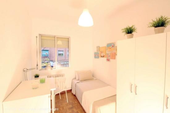 Habitación cálida con armario independiente en un apartamento de 3 dormitorios, Carabanchel - MADR