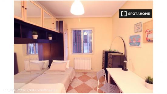 Bonita habitación con estantería en un apartamento de 3 dormitorios, Carabanchel - MADRID