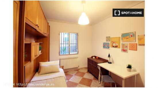 Habitación amueblada con calefacción en un apartamento de 3 dormitorios, Carabanchel - MADRID