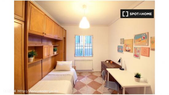 Habitación amueblada con calefacción en un apartamento de 3 dormitorios, Carabanchel - MADRID