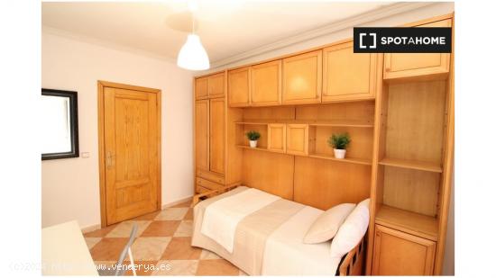 Habitación amueblada con calefacción en un apartamento de 3 dormitorios, Carabanchel - MADRID