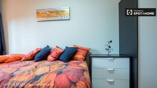 Habitación amueblada con cómoda en un apartamento de 5 dormitorios, Poblats Marítims - VALENCIA