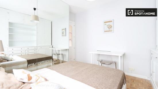 Habitación sofisticada con cómoda en apartamento de 4 dormitorios, Nueva España - MADRID