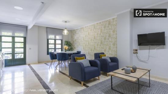 Elegante apartamento de 2 dormitorios con aire acondicionado y balcón en alquiler en el centro de C