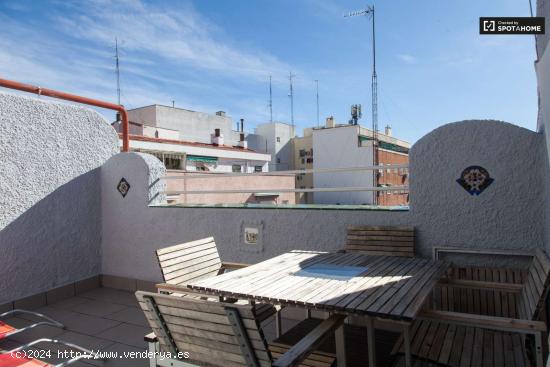 Moderno apartamento de 2 dormitorios con terraza en alquiler en el centro de Lavapiés, cerca del me