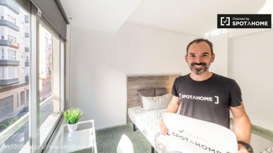 Amplia habitación en un apartamento de 5 dormitorios en El Pla del Real - VALENCIA