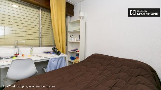 Habitación con balcón en un apartamento de 5 dormitorios en Centro - GRANADA