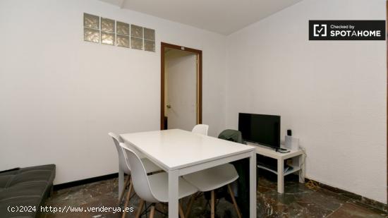 Acogedora habitación en un apartamento de 5 dormitorios en Centro - GRANADA