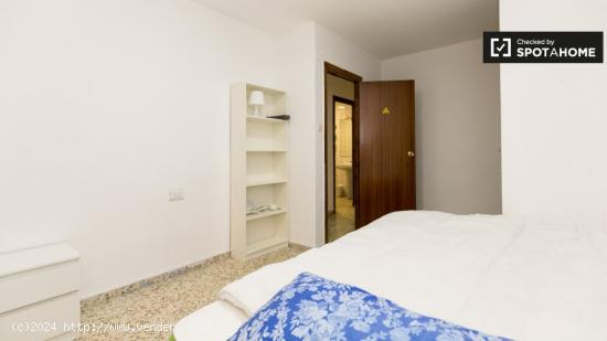 Habitación amueblada en apartamento de 5 dormitorios en Centro - GRANADA