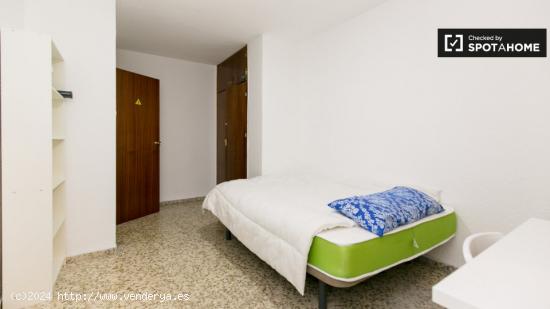 Habitación amueblada en apartamento de 5 dormitorios en Centro - GRANADA