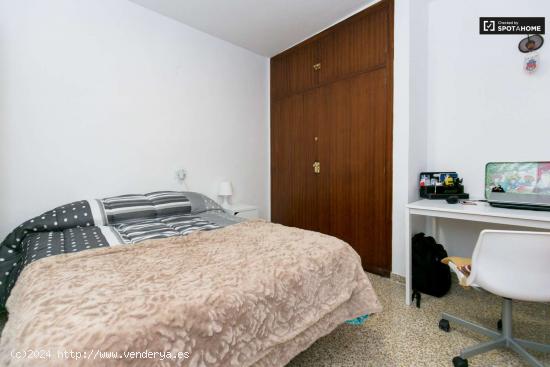 Encantadora habitación con cama doble en alquiler en Centro - GRANADA