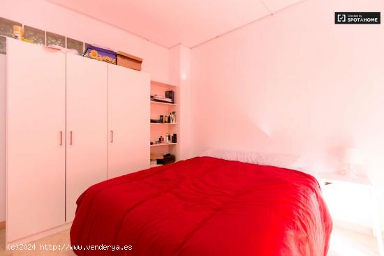 Amplia habitación con cama doble y balcón en alquiler en Centro - GRANADA