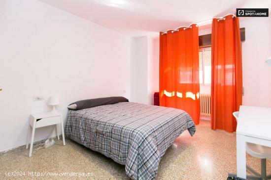 Habitación luminosa con cama doble en alquiler en Centro - GRANADA