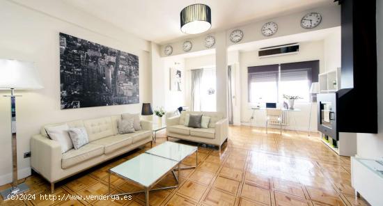 Elegante apartamento de 3 dormitorios con balcón en alquiler en Las Ventas, cerca de la Plaza de To