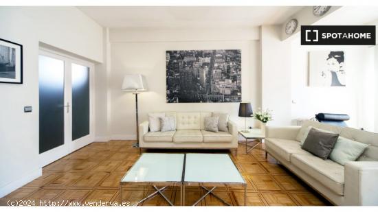 Elegante apartamento de 3 dormitorios con balcón en alquiler en Las Ventas, cerca de la Plaza de To