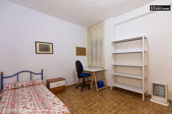 Habitación de estudiantes con cama individual en alquiler en apartamento de 4 dormitorios en Ronda 