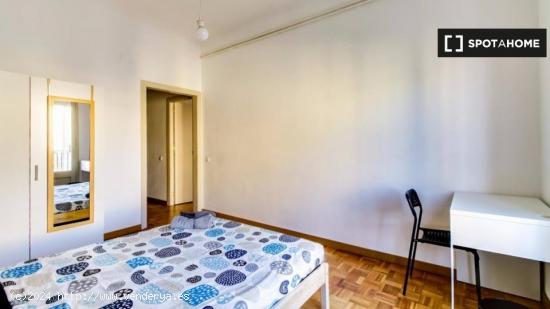 Se alquila habitación en apartamento de 10 dormitorios en L'Esquerra de l'Eixample - BARCELONA