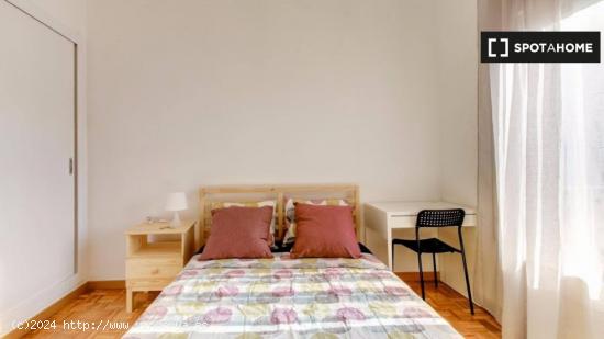 Se alquila habitación en apartamento de 10 dormitorios en L'Esquerra de l'Eixample - BARCELONA