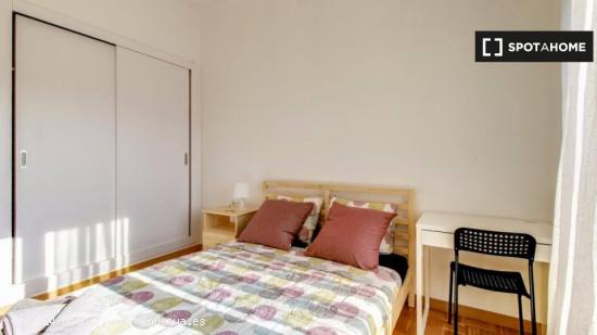 Se alquila habitación en apartamento de 10 dormitorios en L'Esquerra de l'Eixample - BARCELONA