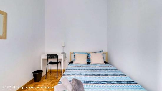  Se alquila habitación en apartamento de 10 dormitorios en L'Esquerra de l'Eixample - BARCELONA 