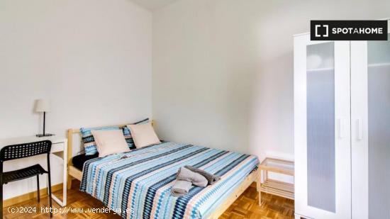 Se alquila habitación en apartamento de 10 dormitorios en L'Esquerra de l'Eixample - BARCELONA