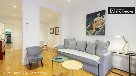 Elegante apartamento de 2 dormitorios con balcón en Malasaña - MADRID