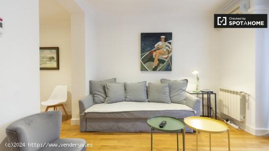 Elegante apartamento de 2 dormitorios con balcón en Malasaña - MADRID