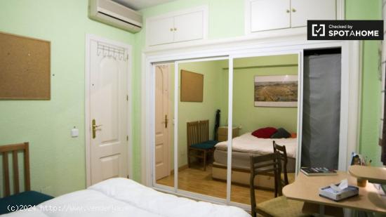 Habitación con cama doble en alquiler en apartamento de 3 dormitorios en La Latina - MADRID