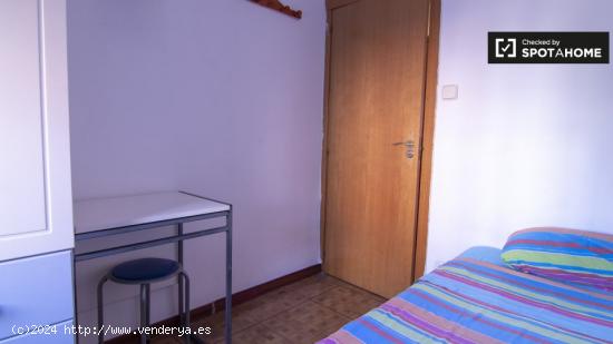 Habitación compacta en apartamento de 3 dormitorios en Puente de Vallecas - MADRID