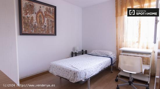 Cómoda habitación en apartamento de 3 dormitorios en Puente de Vallecas - MADRID