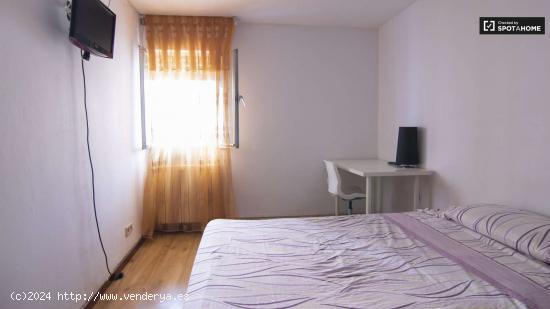  Habitación amueblada en un apartamento de 3 dormitorios en Madrid - MADRID 