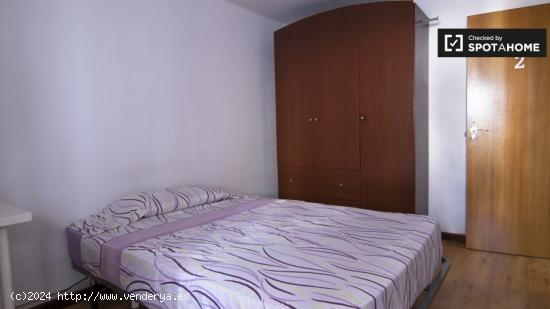 Habitación amueblada en un apartamento de 3 dormitorios en Madrid - MADRID