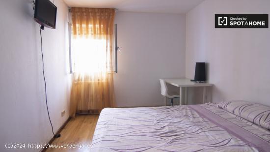 Habitación amueblada en un apartamento de 3 dormitorios en Madrid - MADRID