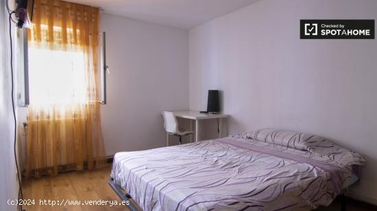 Habitación amueblada en un apartamento de 3 dormitorios en Madrid - MADRID