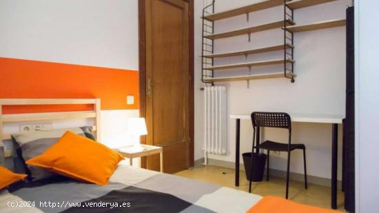 Acogedora habitación con cama doble en alquiler en Eixample - BARCELONA