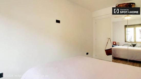 Habitación soleada con cama doble en alquiler en Puerta del Ángel - MADRID