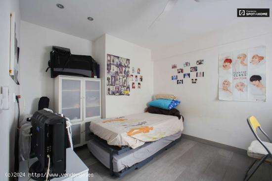  Acogedora habitación en alquiler en apartamento de 3 dormitorios en Quatre Carreres - VALENCIA 