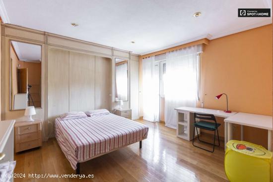 Amplia habitación con baño y balcón en alquiler en Villaviciosa de Odón - MADRID