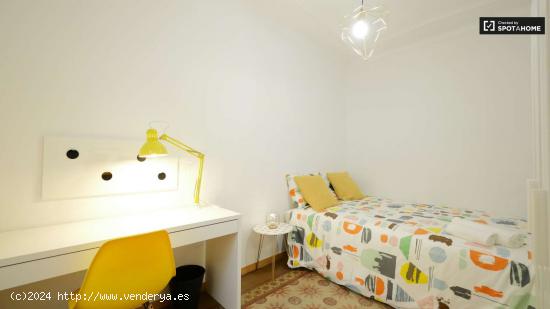 Elegante habitación en alquiler en un apartamento de 3 dormitorios en Barri Gòtic - BARCELONA