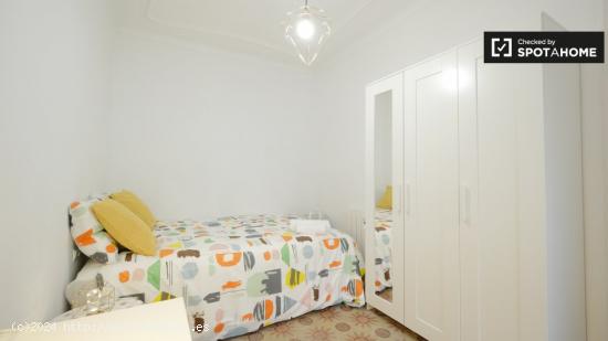 Elegante habitación en alquiler en un apartamento de 3 dormitorios en Barri Gòtic - BARCELONA