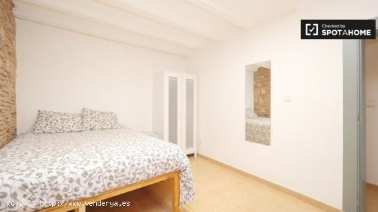 Se alquila habitación moderna en apartamento de 5 dormitorios en El Raval - BARCELONA